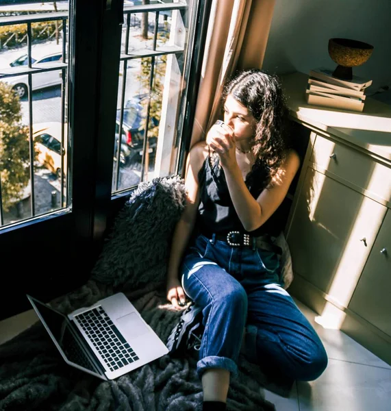 Jong Meisje Werken Thuis Met Laptop Naast Het Venster — Stockfoto