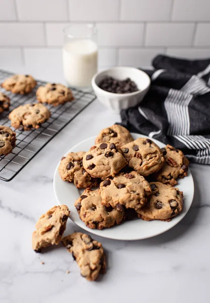 Plåt Choklad Chip Cookies Och Mjölk Vit Marmor Disk — Stockfoto