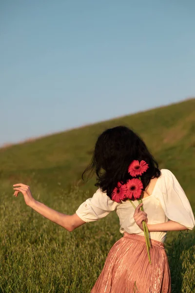 Espalda Mujer Morena Bailando Campo Sosteniendo Flores Rojas —  Fotos de Stock