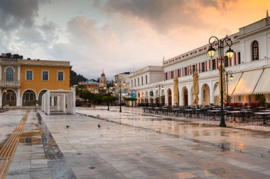 Sabahın erken saatlerinde Zakynthos şehrinin ana caddelerinden birinde.