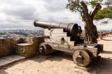 Sao Jorge Şatosu, Lizbon, Portekiz 'deki tarihi topun güzel manzarası