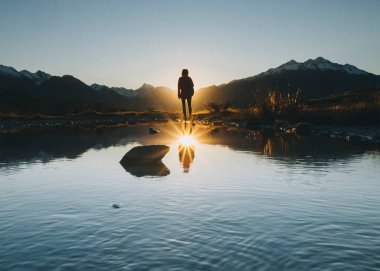 Bir su birikintisinin önünde genç bir kadın duruyor, Canterbury, Yeni Zelanda.