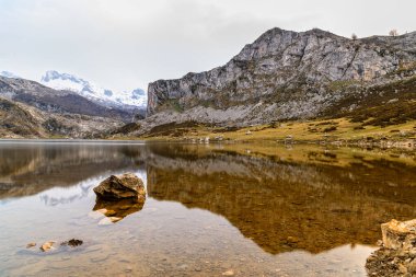 Covadonga gölünün gün batımı manzarası. Ercina Gölü