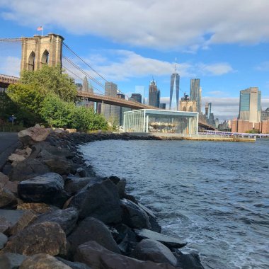 Manhattan ve Brooklyn Köprüsü manzarası