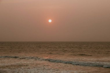 Denizin üzerinde güzel bir gün batımı