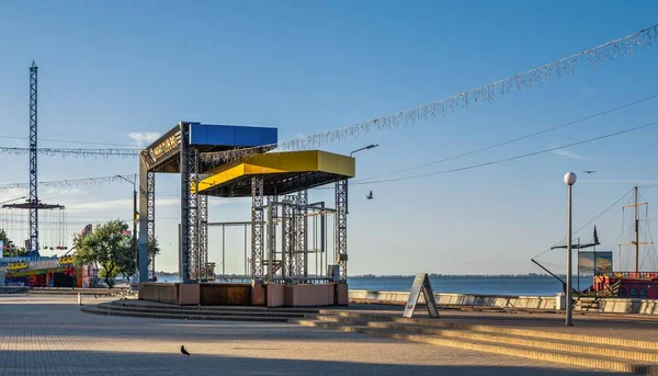 ウクライナのベルディアンスク07 2020 ウクライナのベルディヤンスクにあるアゾフ海の堤防は 初夏の朝 — ストック写真