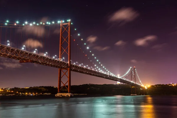 Piękny Widok Most Abril Nad Rzeką Tejo Wczesną Nocą Centrum — Zdjęcie stockowe
