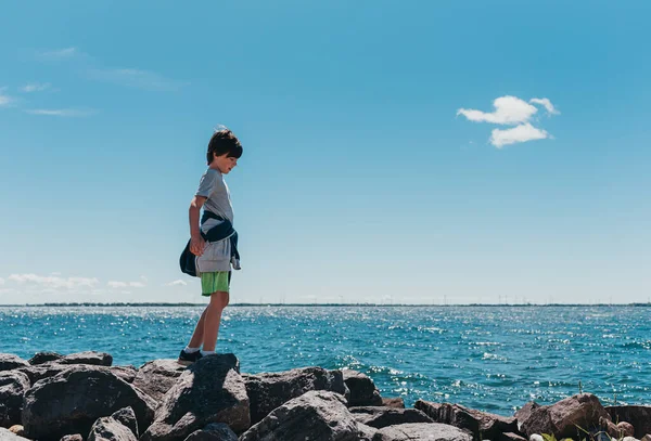 Хлопчик Гуляє Скелястому Озеру Сонячний Літній День — стокове фото