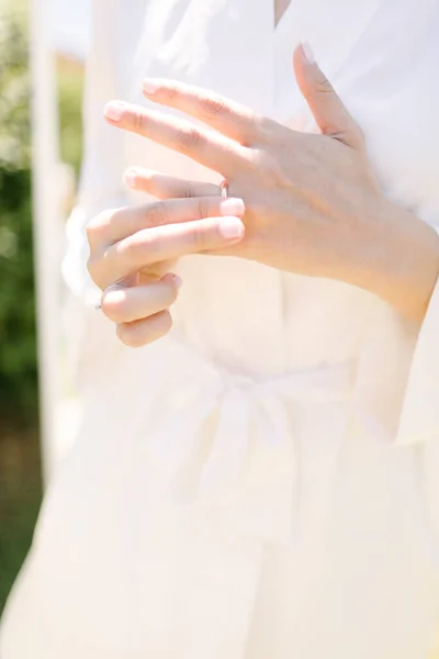 Anillos Boda Mano Con Pantalla Blanca —  Fotos de Stock