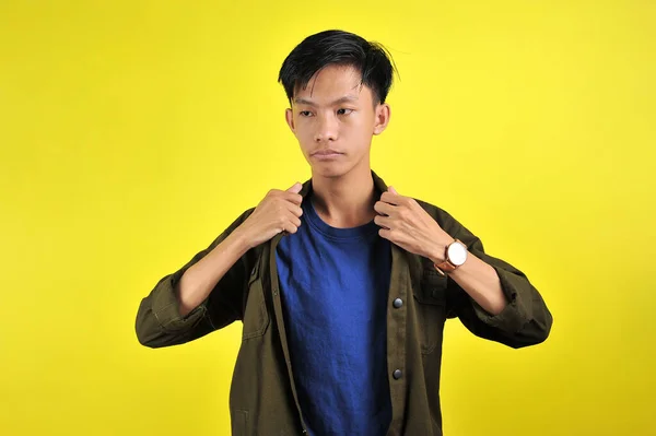 Portret Van Jonge Aziatische Man Doet Arrogant Gebaar Geïsoleerd Gele — Stockfoto
