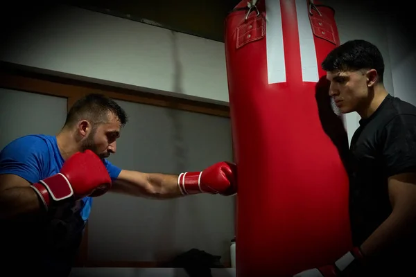 Caucásico Hombre Practicando Boxeo Con Bolsa —  Fotos de Stock