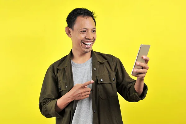 Blij Van Jong Goed Uitziende Aziatische Man Glimlachen Met Behulp — Stockfoto