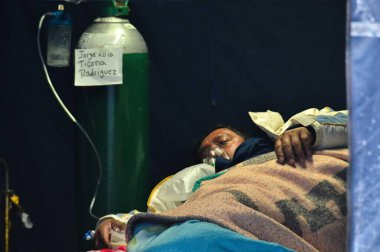 Hastane yatağında genç bir adam.