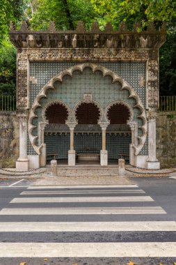 Portekiz, Sintra 'daki tarihi bozkır çeşmesine güzel manzara