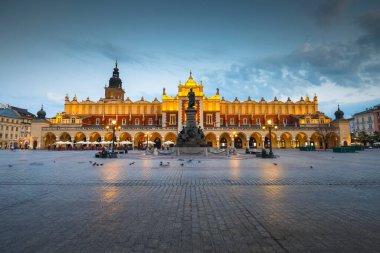 Krakow, Polonya - 23 Ağustos 2018: Polonya 'nın ana meydanındaki Kule ve Kule Kulesi