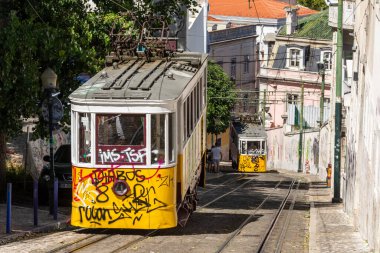 Lizbon, Portekiz 'in merkezindeki tarihi tramvay asansörü ve binaların güzel manzarası