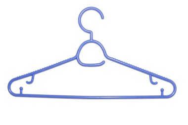 Beyaz arkaplanda mavi plastik bir elbise askısı var..