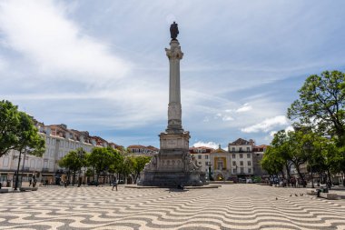 Portekiz, Lizbon 'un merkezinde halka açık meydandaki Portekiz taşlarından yapılmış dalgalı desenlere güzel bir manzara