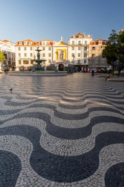 Portekiz, Lizbon 'da halka açık meydandaki Portekiz taşlarının tarihi dalgalı desenine güzel manzara