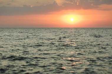 İspanya 'nın Alicante Eyaleti, Torrevieja' daki Cabo Cervera 'da gün doğumu. Metin için boşluk ile yatay çekim.