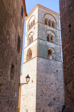Torre Julia Santa Maria Belediye Başkanı Kilisesi, Trujillo, İspanya. Şehir merkezinden görüntü