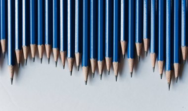 Beyaz arkaplandaki renkli kalemler