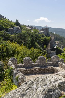 Lizbon, Portekiz yakınlarındaki Sintra 'daki eski fundalık kale ve kulelere güzel bir manzara