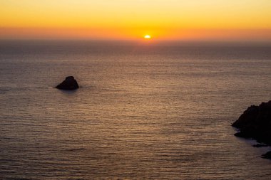 Denizin üzerinde gün batımı