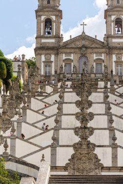 Bom Jesus do Monte Kilisesi, Braga, Portekiz 'in eski tarihi merdivenlerinin güzel manzarası