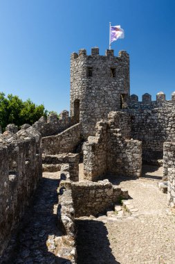 Lizbon, Portekiz yakınlarındaki Sintra 'daki eski fundalık kale ve kulelere güzel bir manzara