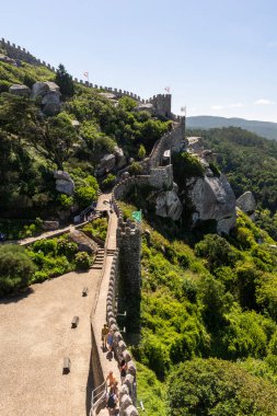 Lizbon, Portekiz yakınlarındaki Sintra 'daki eski fundalık kale ve kulelere güzel bir manzara