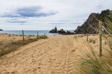 Sonbaharda bulutlu bir günde Bask Bölgesi 'nde Laga' nın plajı