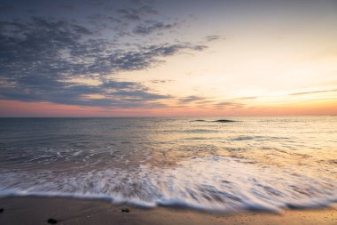 Akdeniz 'de gün batımında dalgalar.