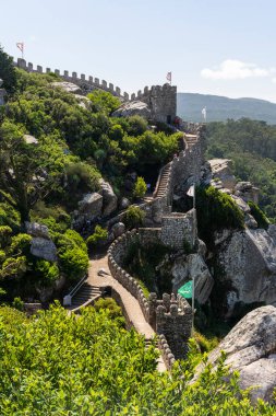 Lizbon, Portekiz yakınlarındaki Sintra 'daki eski fundalık kale ve kulelere güzel bir manzara