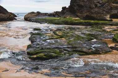 Sonbaharda bulutlu bir günde Bask Bölgesi 'nde Laga' nın plajı