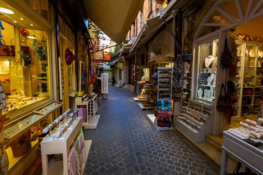 Yunanistan 'ın Girit adasındaki eski Chania kasabasında dükkanlar.