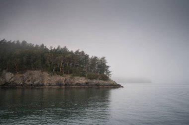 Dağlardaki güzel göl manzarası