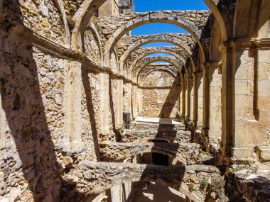 Santa Maria de Rioseco, Burgos 'ta terk edilmiş antik bir manastırın kalıntılarının havadan görünüşü,