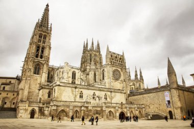 Bulutlu bir günde Burgos Katedrali (İspanya)