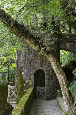 Portekiz, Lizbon yakınlarındaki Quinta da Regaleira, Sintra bahçesindeki eski tarihi kale kulesine güzel bir manzara.