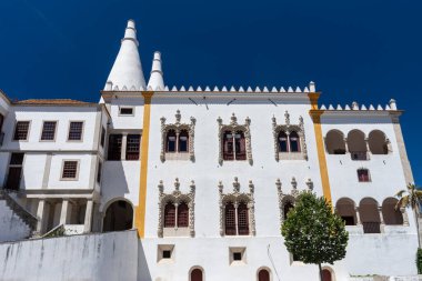 Beyaz ikiz kuleleri olan eski tarihi Sintra Ulusal Sarayı 'nın güzel manzarası, Portekiz