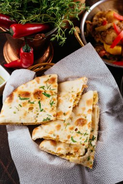 Karanlık bir arka planda Hint yemeği