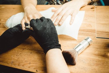 Virüs COVID için maske ve koruyucu ekranla çalışan bir güzellik uzmanı.