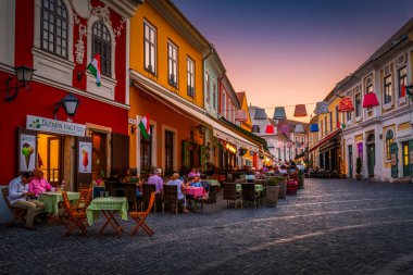 Szentendre, Macaristan - 17 Ağustos 2018: Macaristan 'ın Szentendre kentindeki restoranlar ve kafelerde insanlar