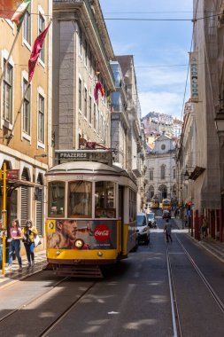 Lizbon, Portekiz 'in merkezindeki tarihi tramvay ve binalara güzel bir manzara