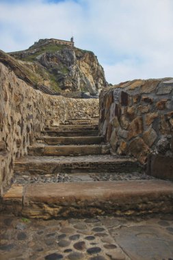 Bermeo 'daki San Juan de Gaztelugatxe merdivenleri (Pais Vasco, İspanya). Game of Thrones serisi sayesinde çok ünlü bir ada. Adada bir münzevi var..