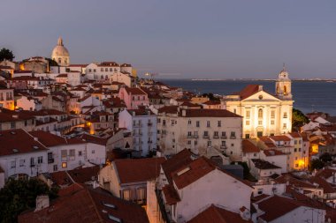 Lizbon, Portekiz 'in merkezindeki eski tarihi şehir binalarına güzel manzara
