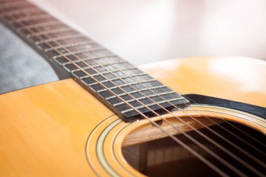 Akustik gitar detaylarını ve stok fotoğrafını kapat.