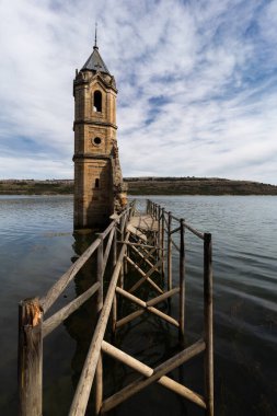 Villanueva 'daki Ebro rezervuarındaki batık kilise kalıntıları. 