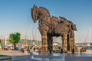 Çanakkale, Türkiye - 07.23.2019. Türkiye 'nin Çanakkale kentinde bir yaz sabahı Truva atı heykeli